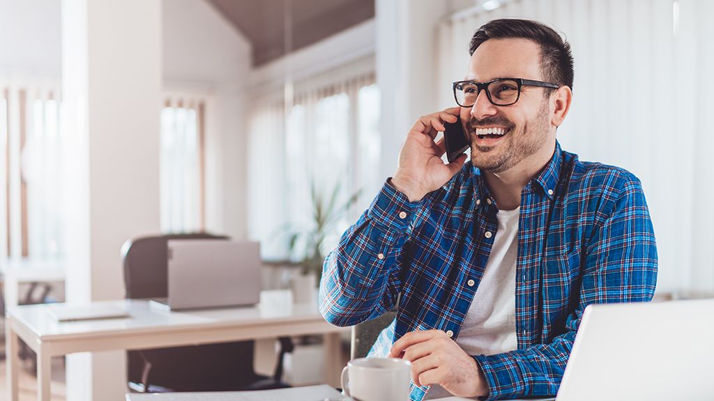 Pan rozmawiający przez telefon 