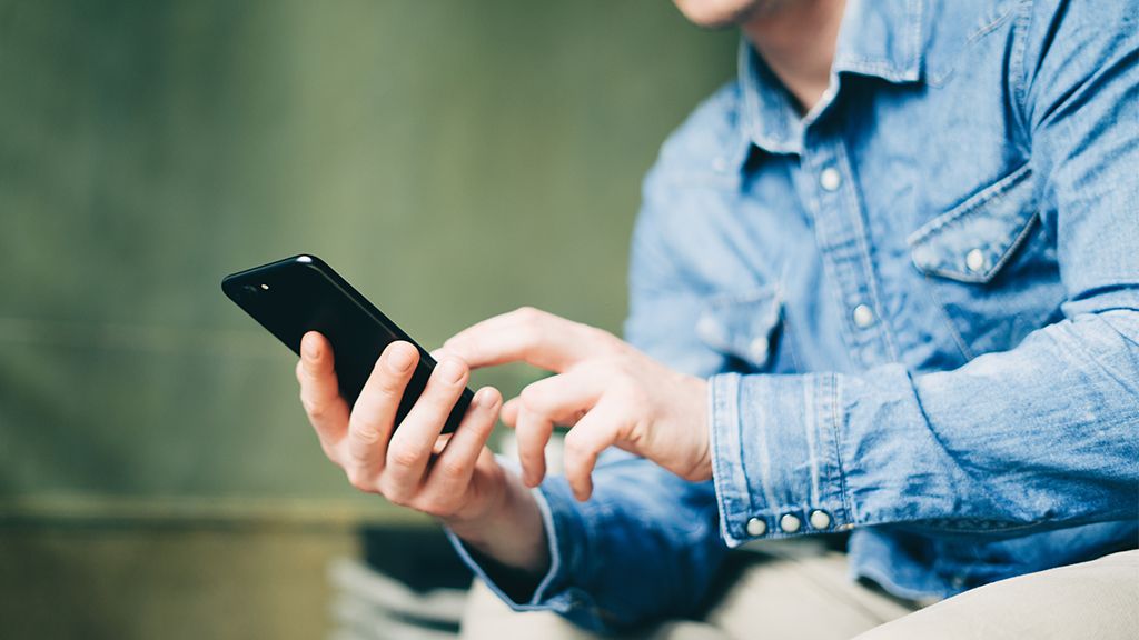 pan z telefonem w ręku - dworzec PKP w Jarosławiu 