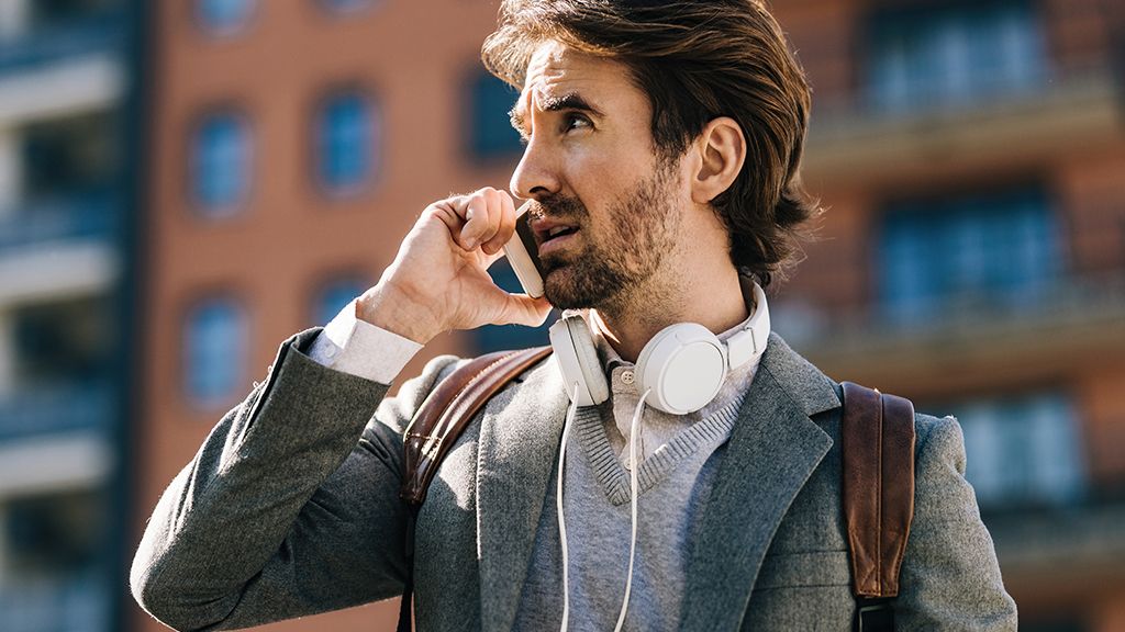 mężczyzna z telefonem w ręku 