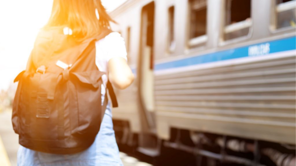 Dziewczyna przy pociagu