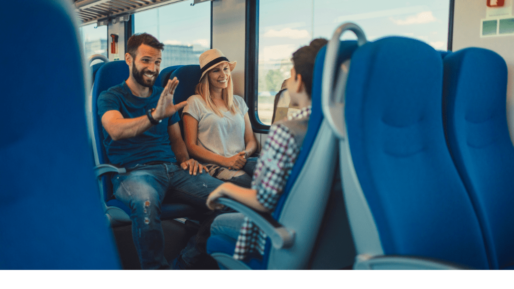 Ludzie siedzący i rozmawiający w pociągu