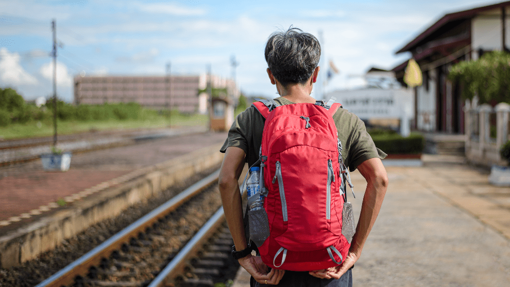 Mężczyzna czekający na peronie