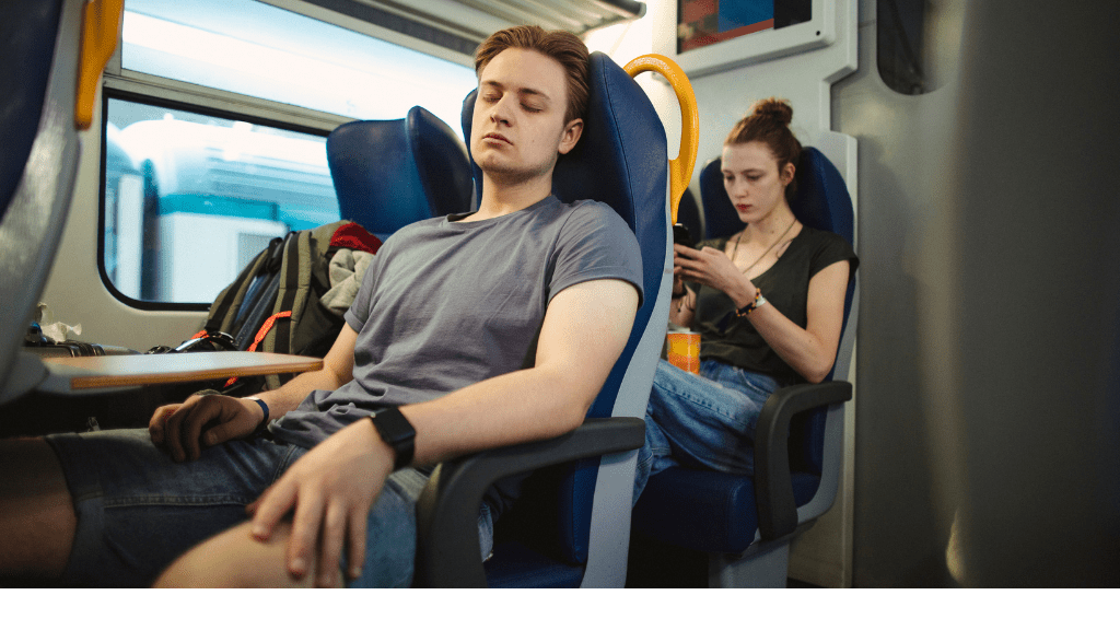 Mężczyzna śpiący w pociągu