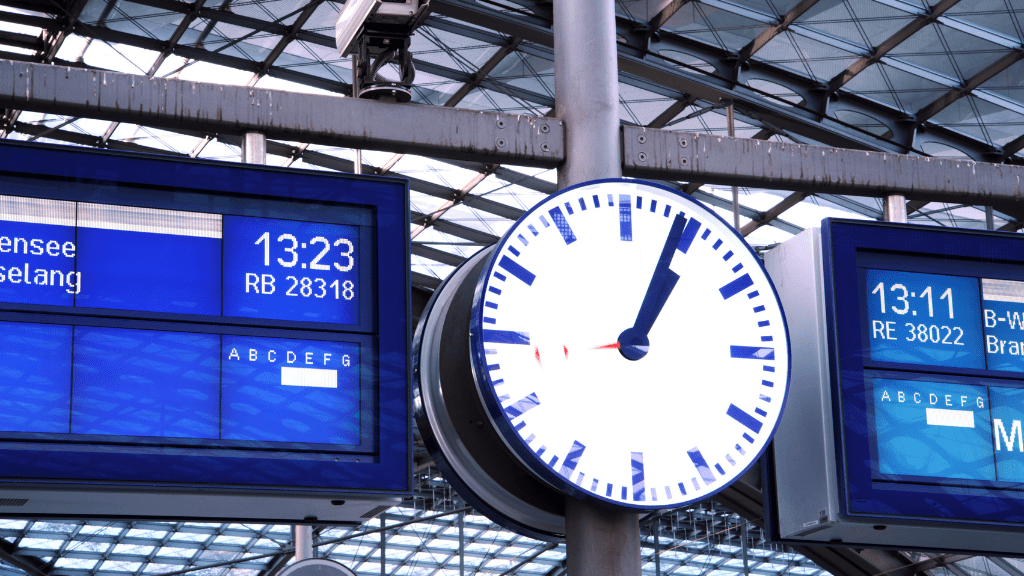 tablica na dworcu - Wycieczki weekendowe pociągiem z Warszawy - plan na podróż | EuroPodróże