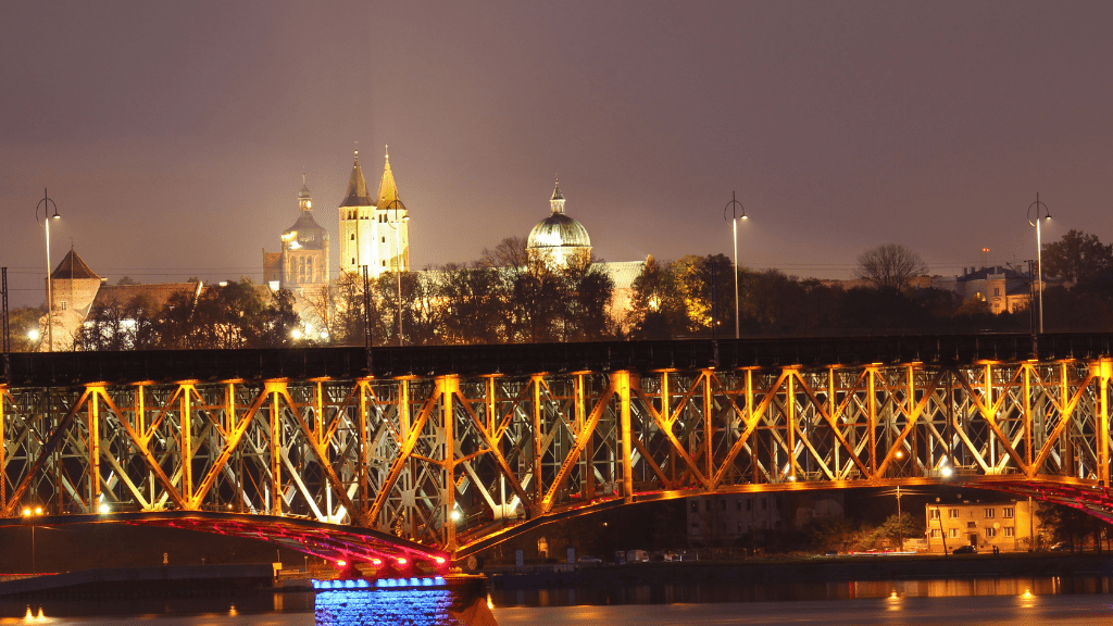 Oświetlony most nad rzeką Wisłą