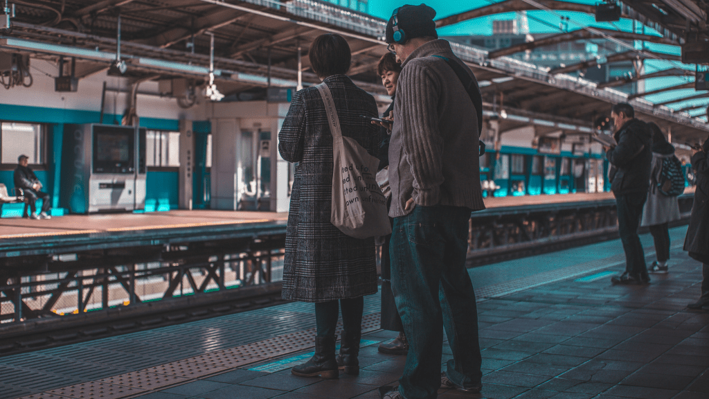 Ludzie czekający na pociąg