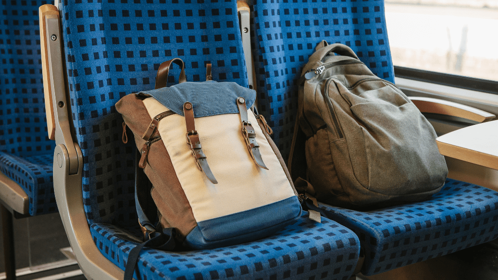 plecaki na siedzeniu