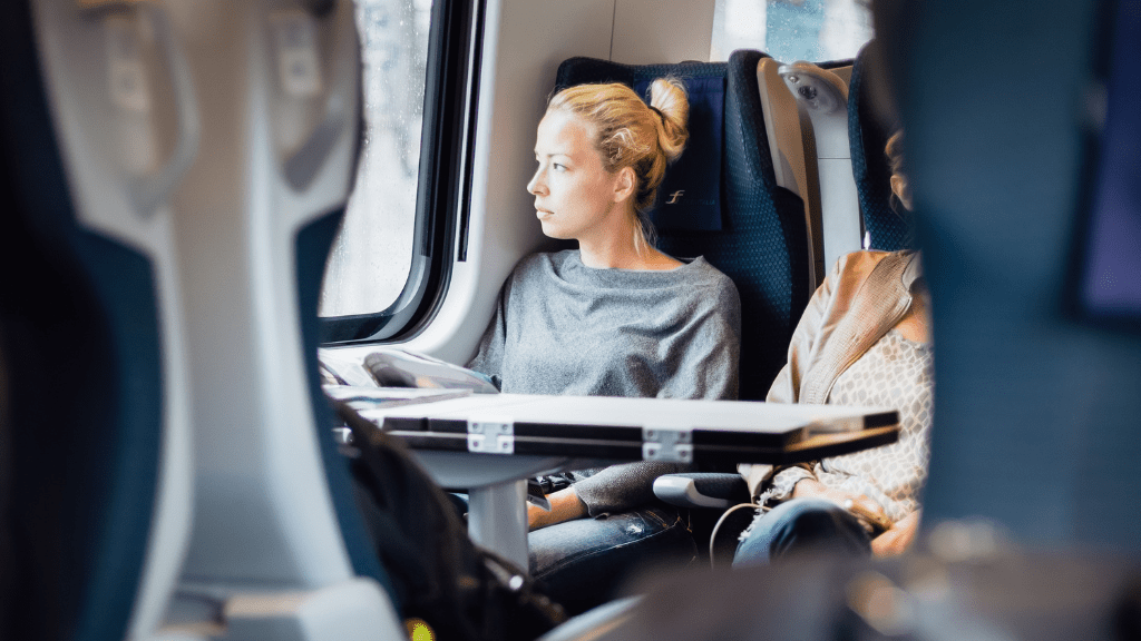 kobieta w pociągu -  Wycieczki jednodniowe z Białegostoku – podróże pociągiem