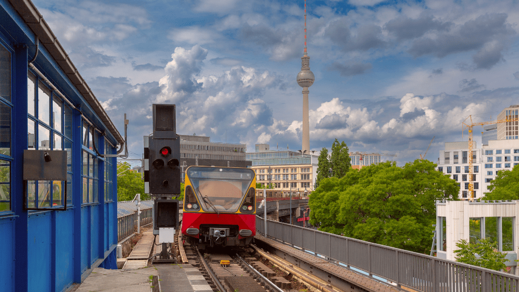 Peron dworca kolejowego w Niemczech z pociągiem ICE Deutsche Bahn