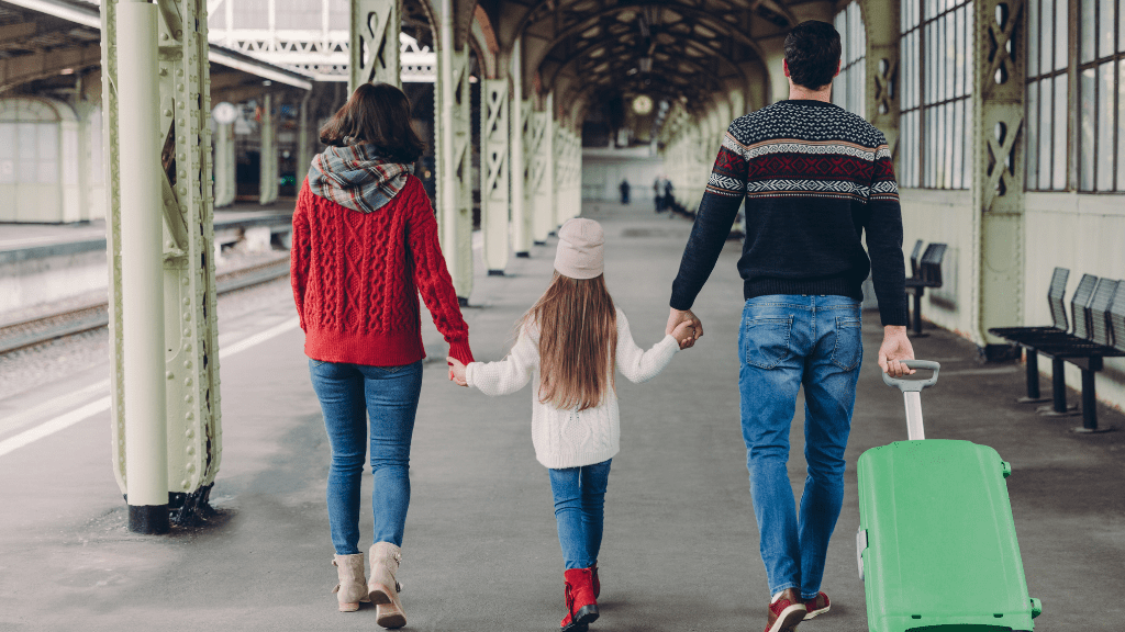 Rodzina z walizką na peronie