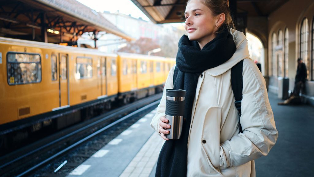 Kobieta stojąca na peronie