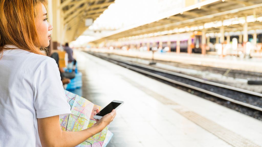 Kobieta siedząca na peronie