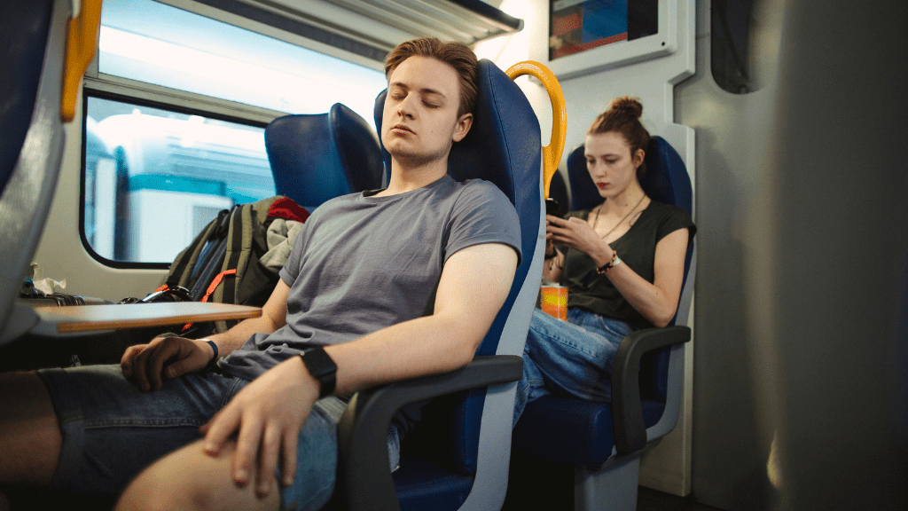 osoby siedzące w pociągu - bilet bez gwarancji miejsca do siedzenia