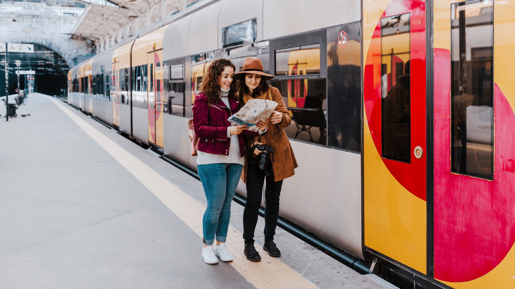 kobiety na tle pociągu regionalnego 