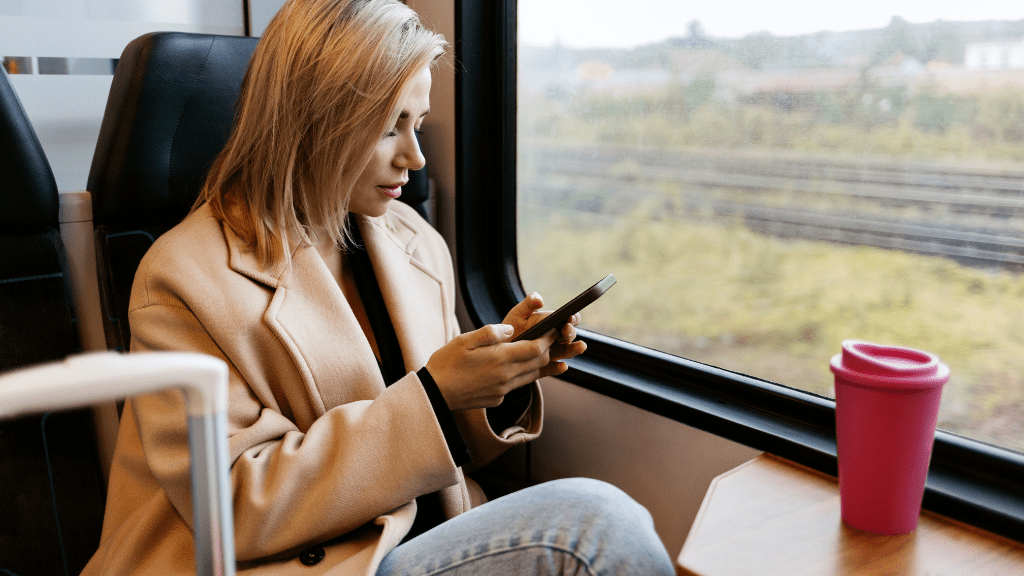 kobeita w pociągu patrząca na telefon