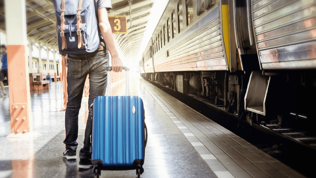 Mężczyzna czekający na peronie 