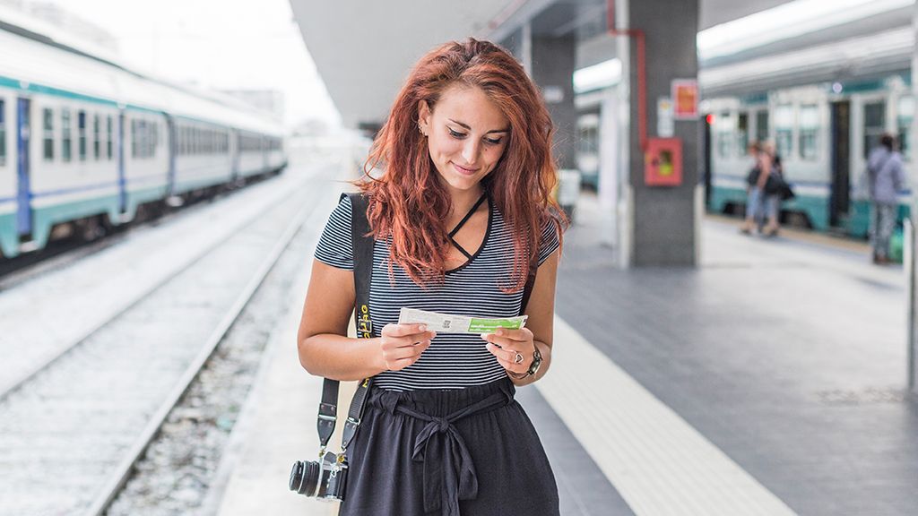 Kobieta na dworcu - Dworzec PKP w Łańcucie 