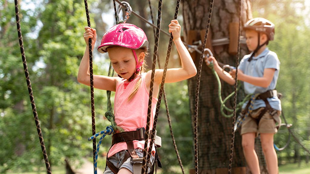 Dzieci w parku linowym