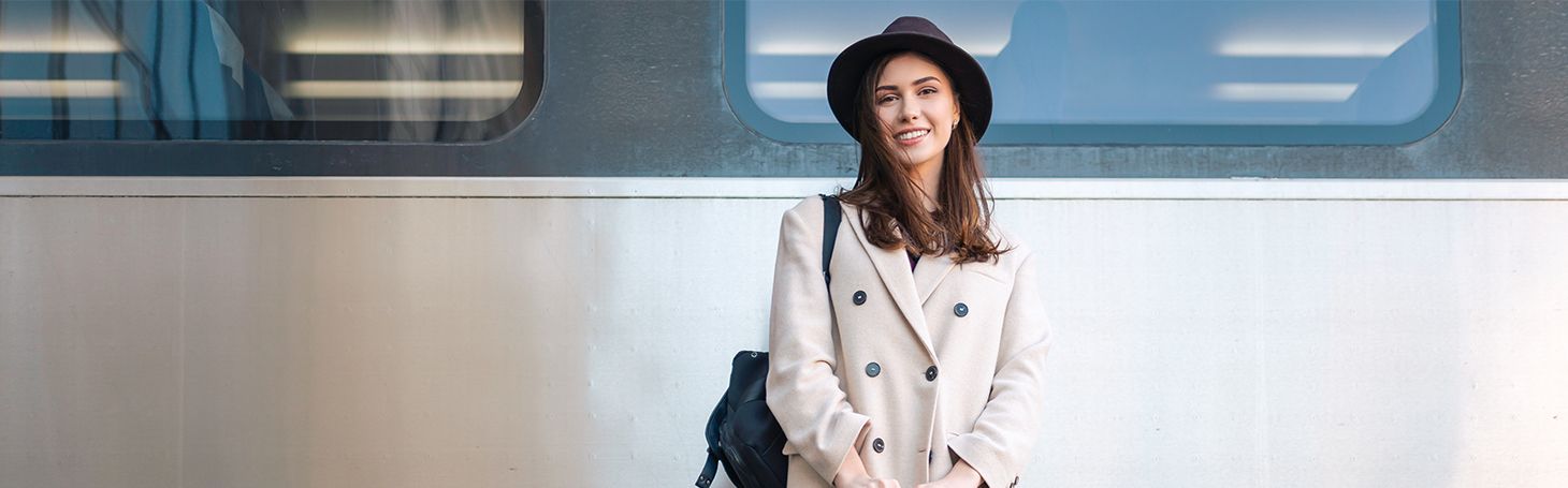 kobieta na tle pociągu - Dworzec PKP Rawicz