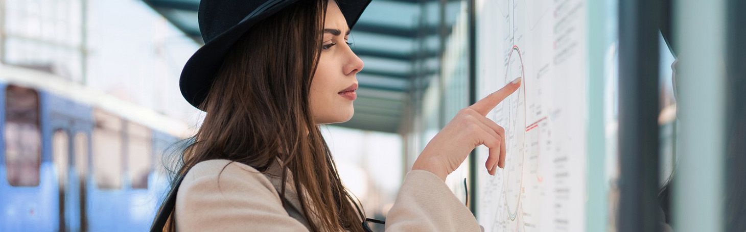 Kobieta na stacji kolejowej