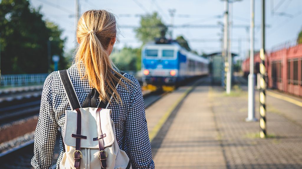 kobieta na dworcu 