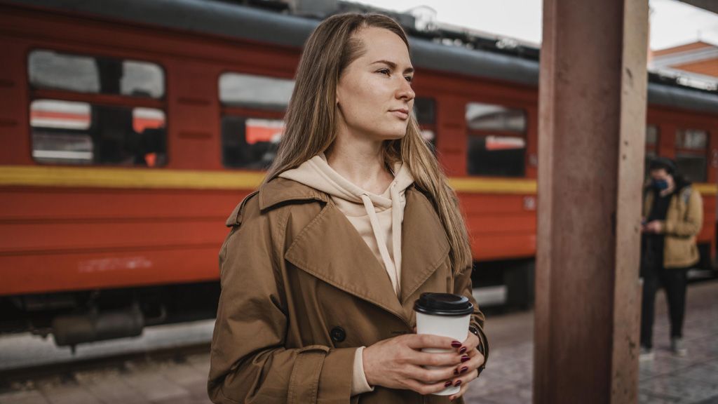Kobieta stojąca na peronie