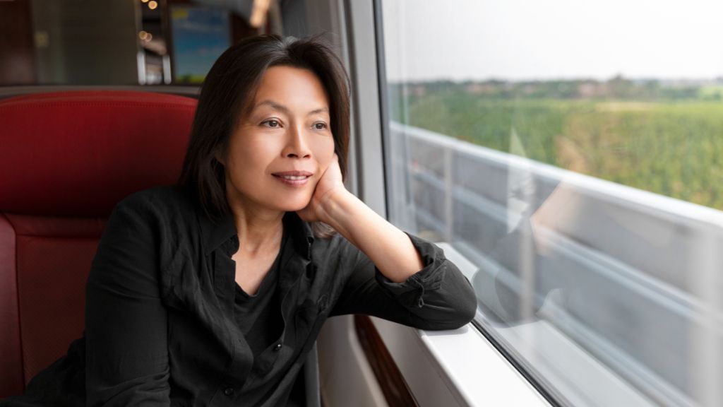 Kobieta przy oknie w pociągu