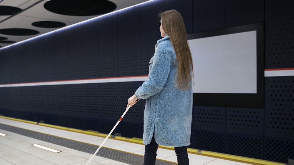 Niewidoma kobieta na peronie
