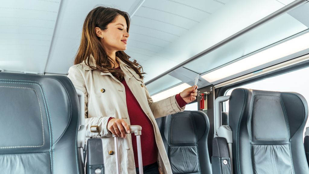 Kobieta z biletem w pociągu – opłata za wydanie biletu w pociągach REGIO, KM i TLK