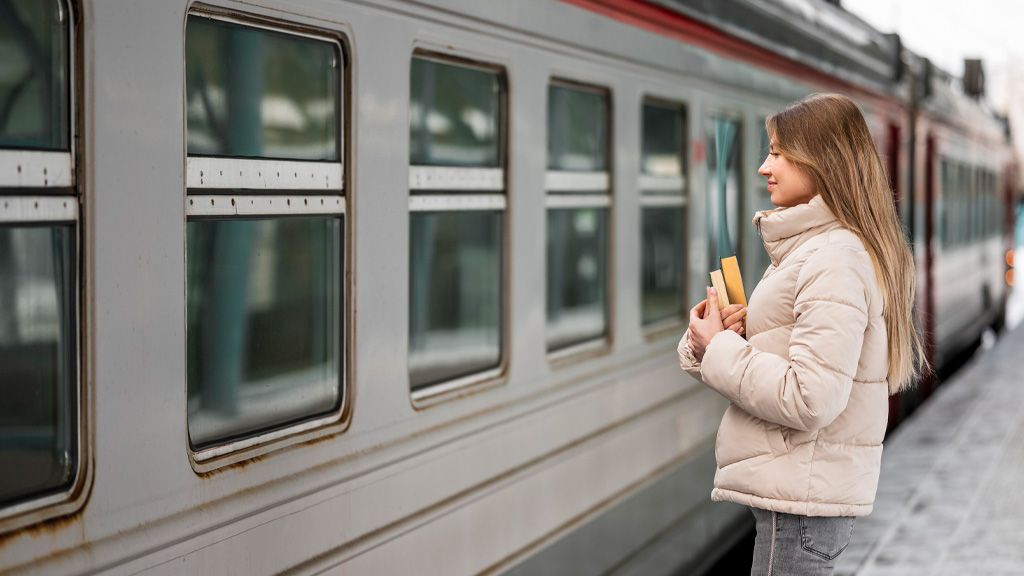 Młoda kobieta stojąca przy pociągu