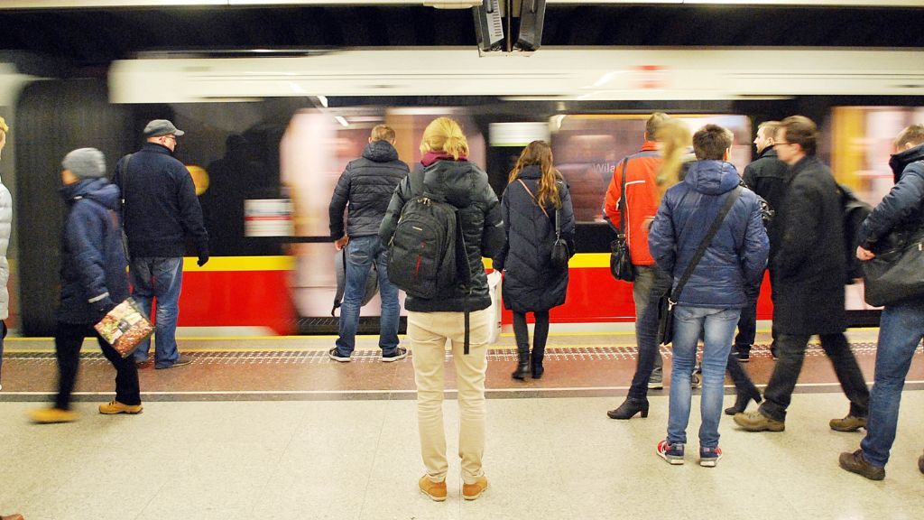 Ludzie na peronie na dworcu