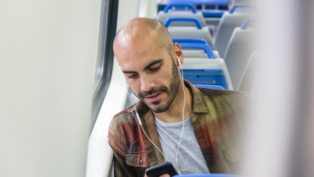 Mężczyzna siedzący w pociągu