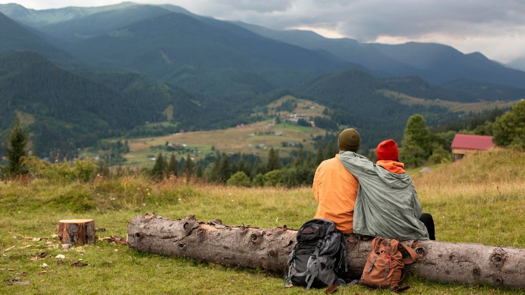 Para spoglądająca na Tatry