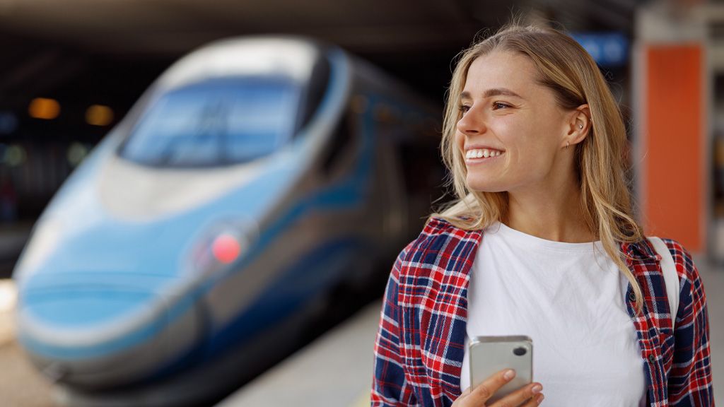 Kobieta na dworcu - aplikacja do zakupu biletów PKP