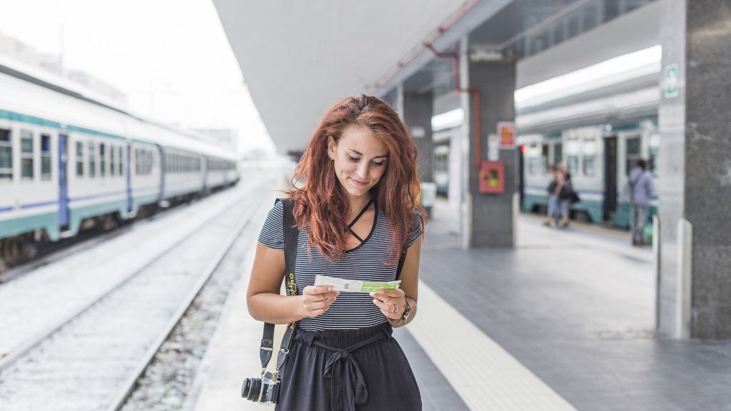 Mloda kobieta z biletem na peronie